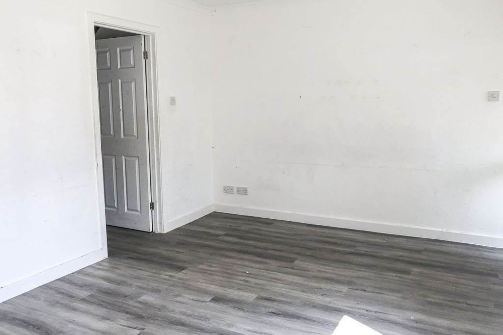 Property photo 2 of 12 235 Gunville Road, Newport, Isle Of Wight, Po30 5Lu