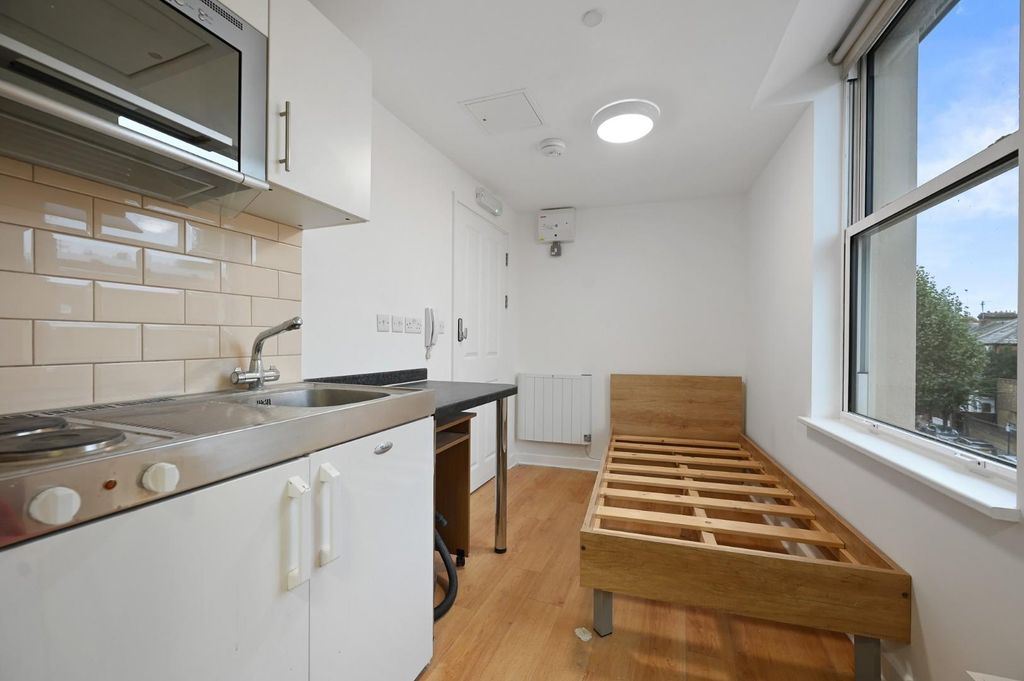 Property photo 1 of 4 Fbl - Flat 14, 132 Shepherds Bush Road - 4 (1).Jpg