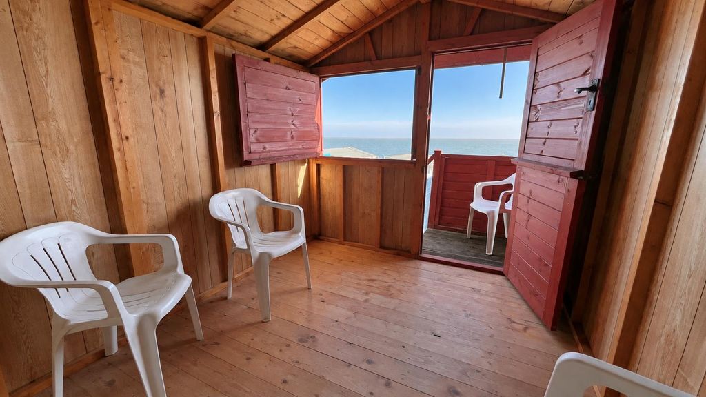 Property photo 2 of 6 Beach Hut