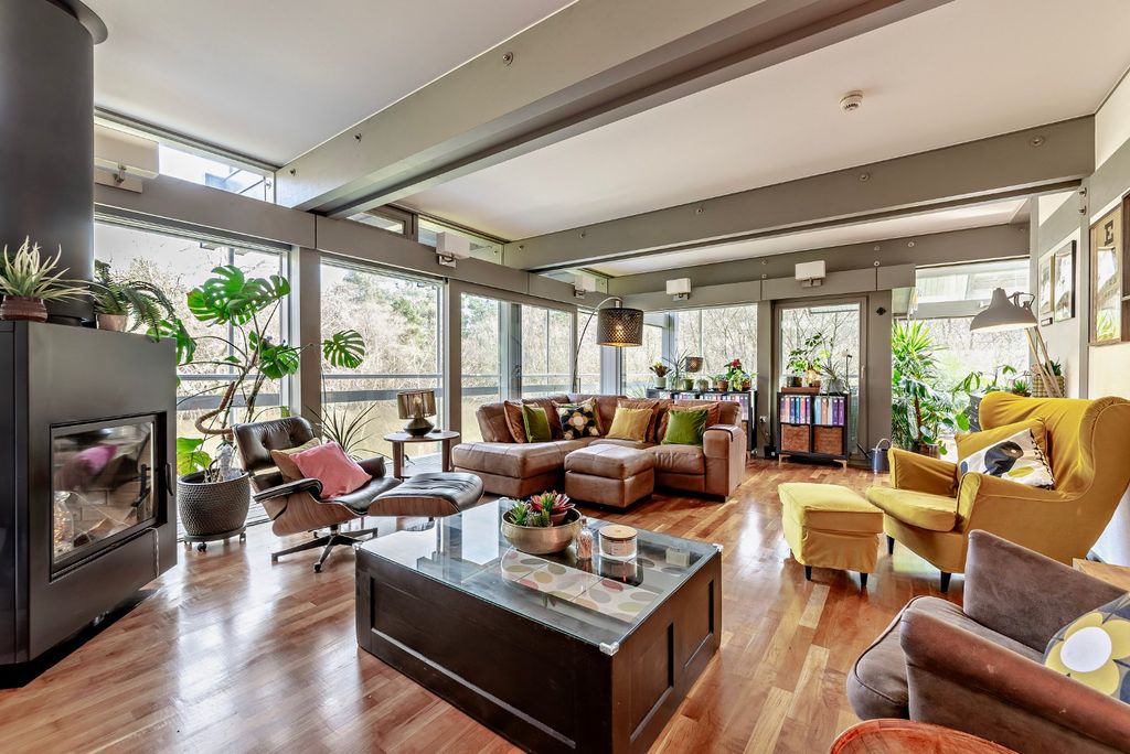 Property photo 2 of 18 Sitting Area