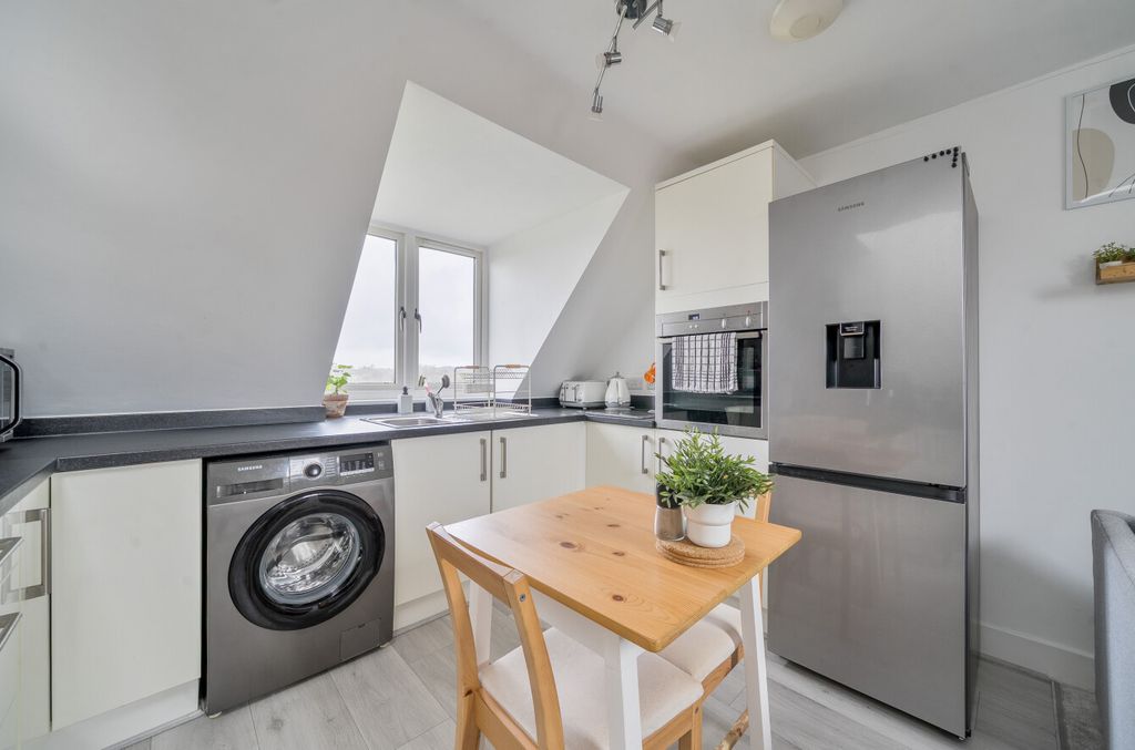 Property photo 3 of 17 1395715-2-696504A...