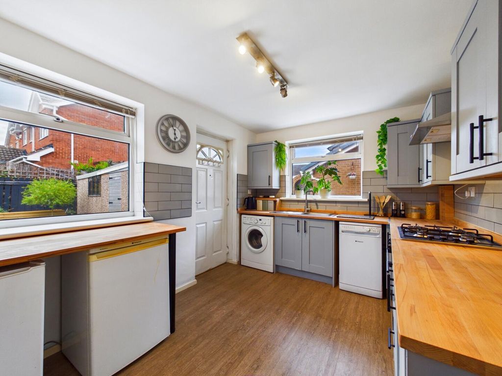 Property photo 3 of 9 Kitchen