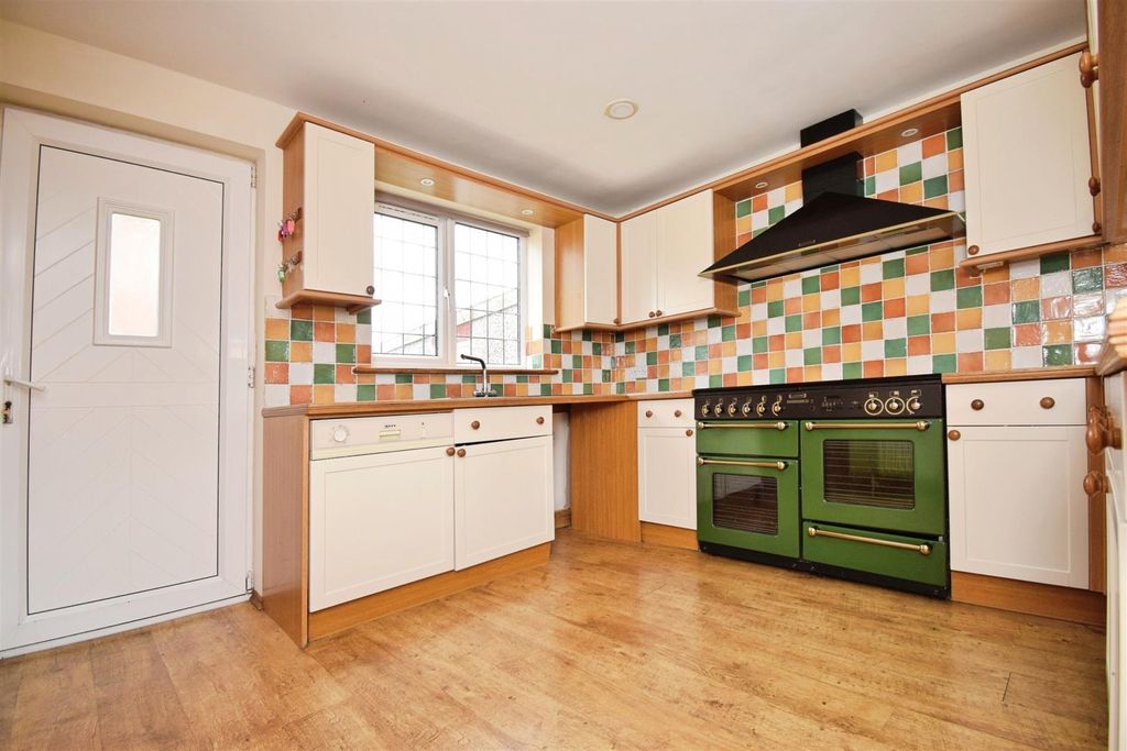 Property photo 2 of 8 Kitchen