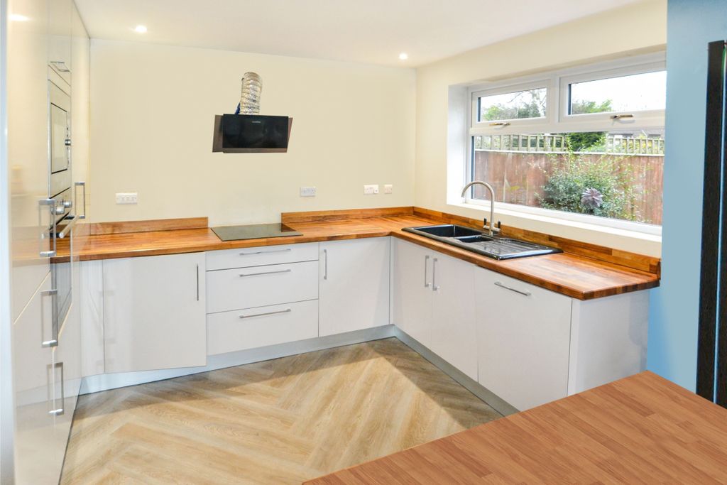 Property photo 3 of 12 Kitchen