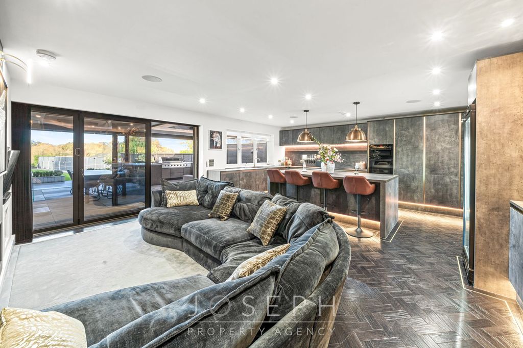 Property photo 2 of 32