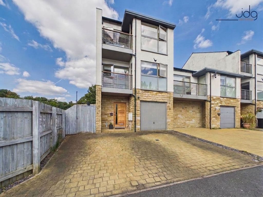Property photo 1 of 23 Welcome To Town End Way!