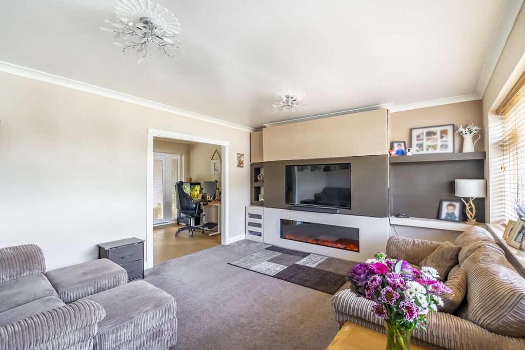 Property photo 3 of 21 Living Room