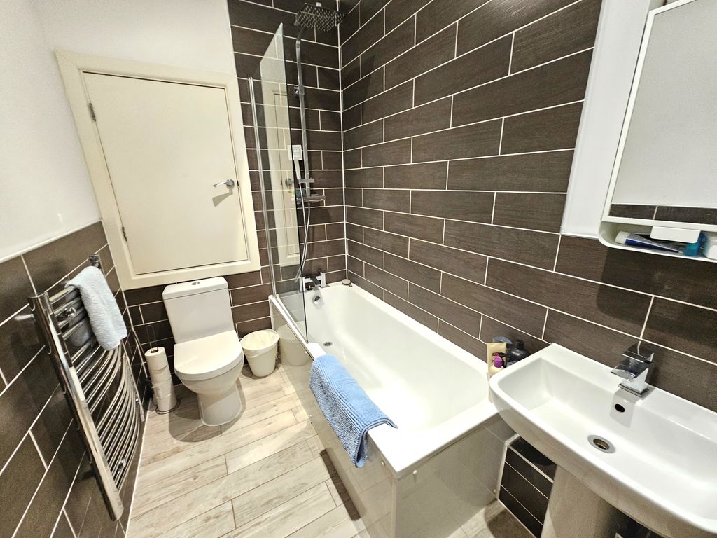 Property photo 2 of 7 Bathroom