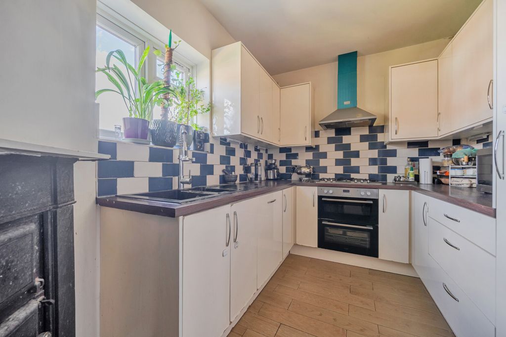 Property photo 3 of 8 Kitchen