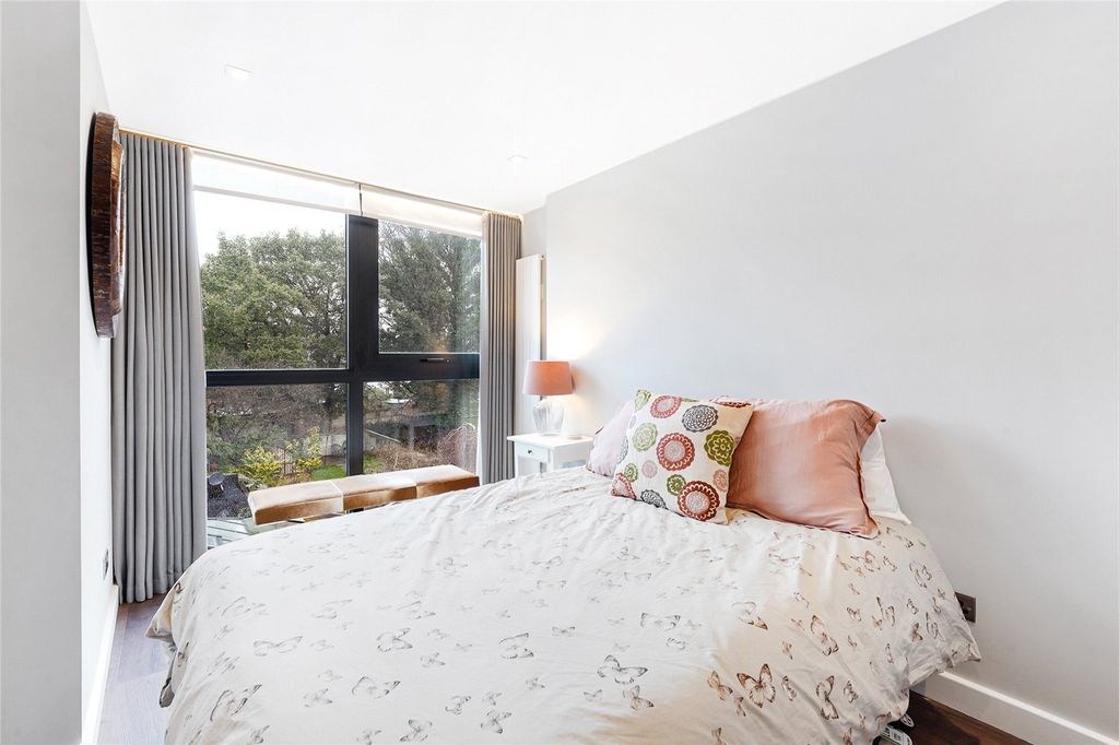 Property photo 3 of 10 Principal Bedroom