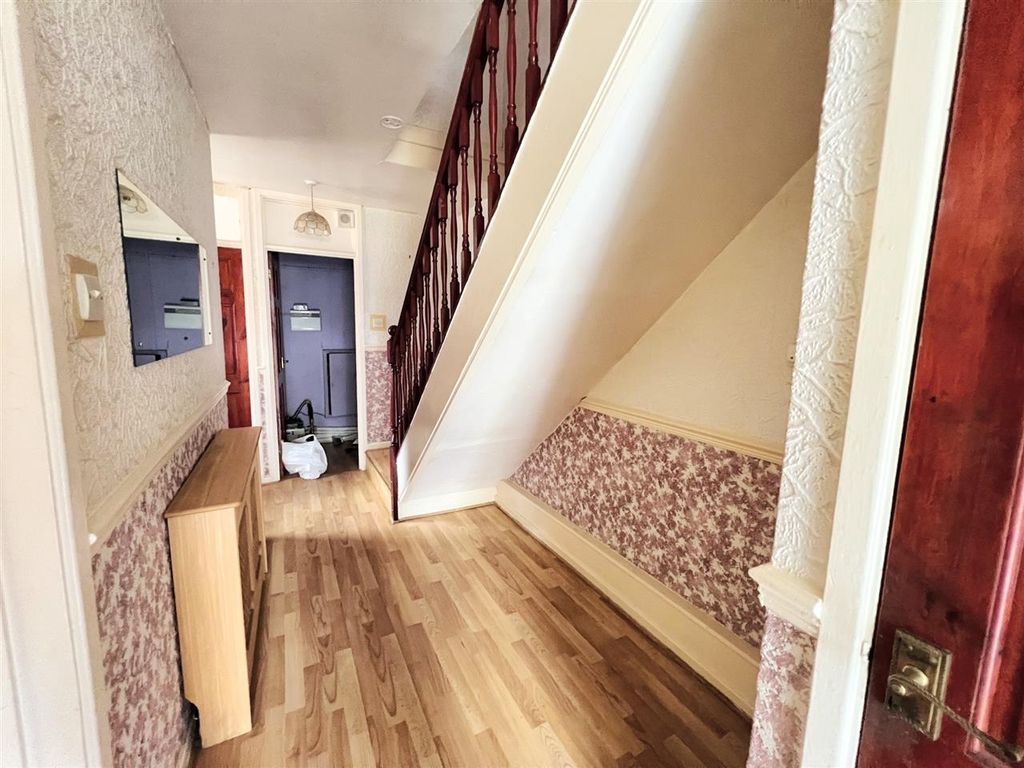 Property photo 2 of 14 Entrance Hall