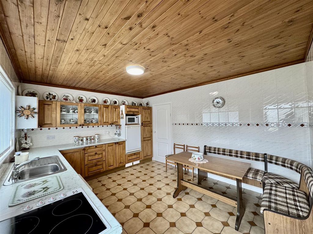 Property photo 3 of 19 Kitchen