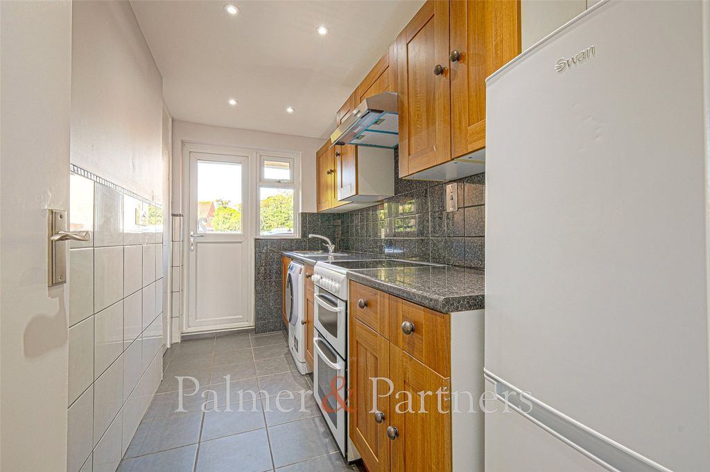 Property photo 3 of 6 Kitchen