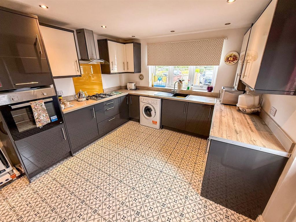 Property photo 3 of 20 Kitchen