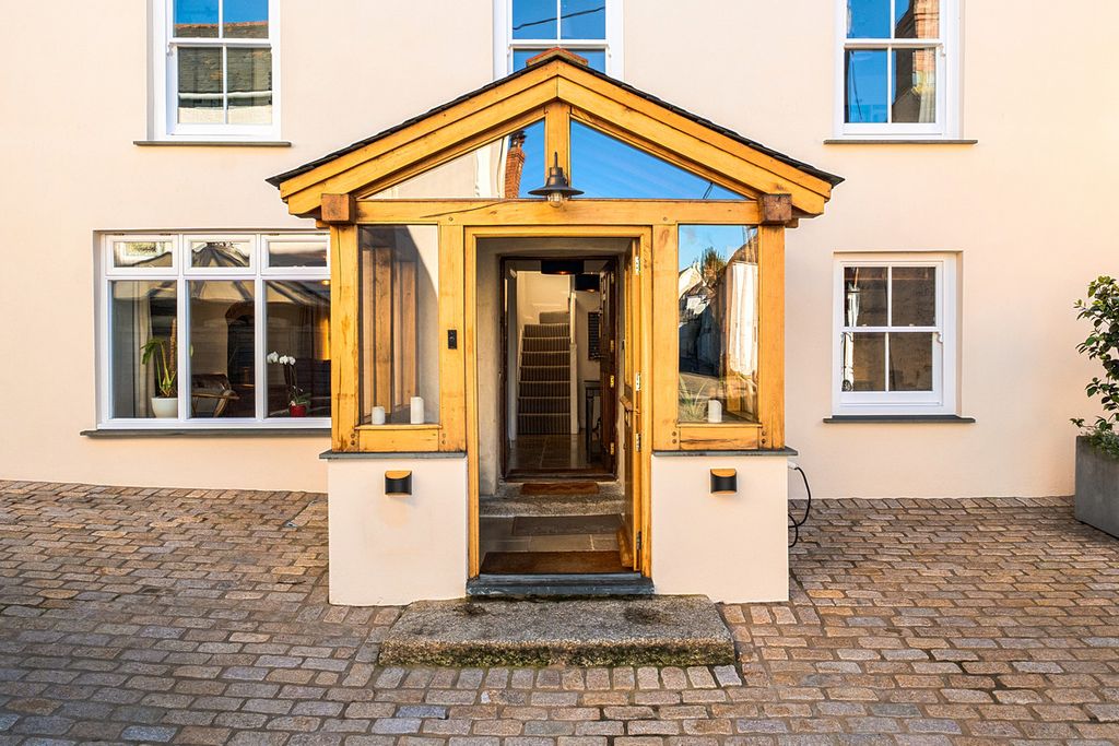 Property photo 2 of 35