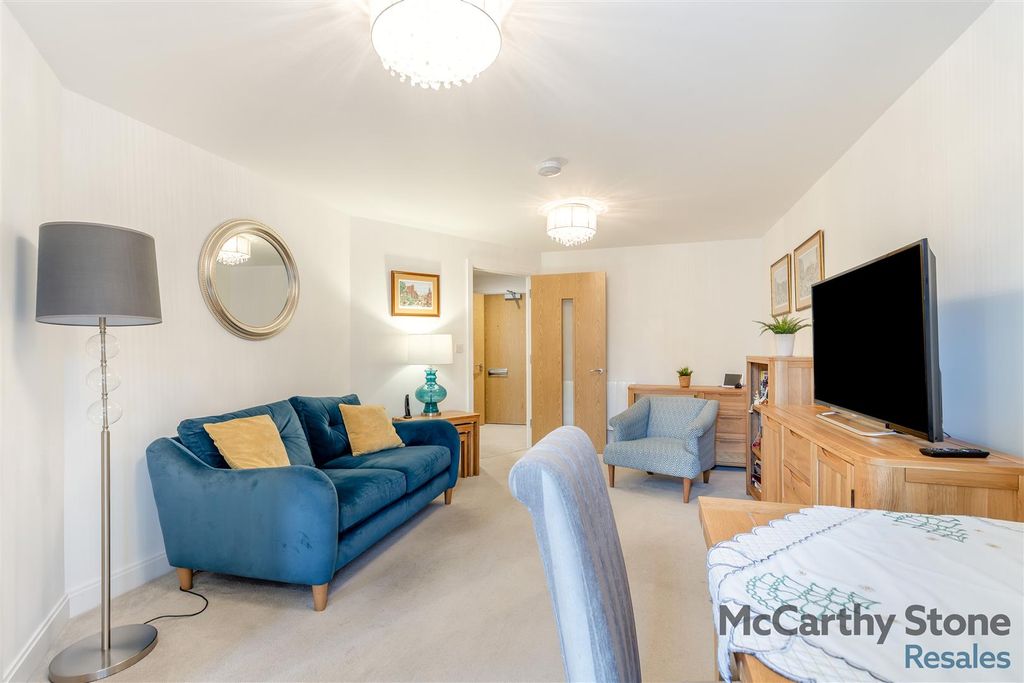 Property photo 3 of 28 8669117-Interior09.Jpg