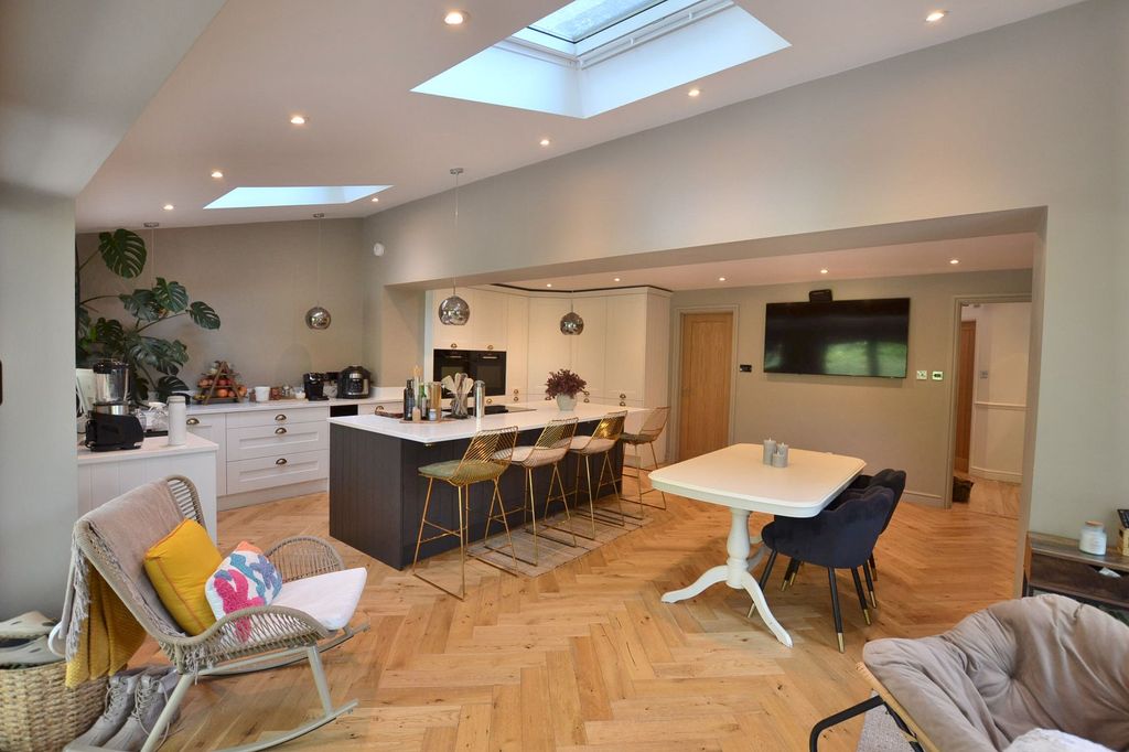 Property photo 2 of 32