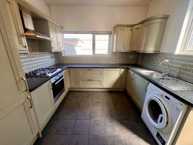 Property photo 2 of 10 Kitchen