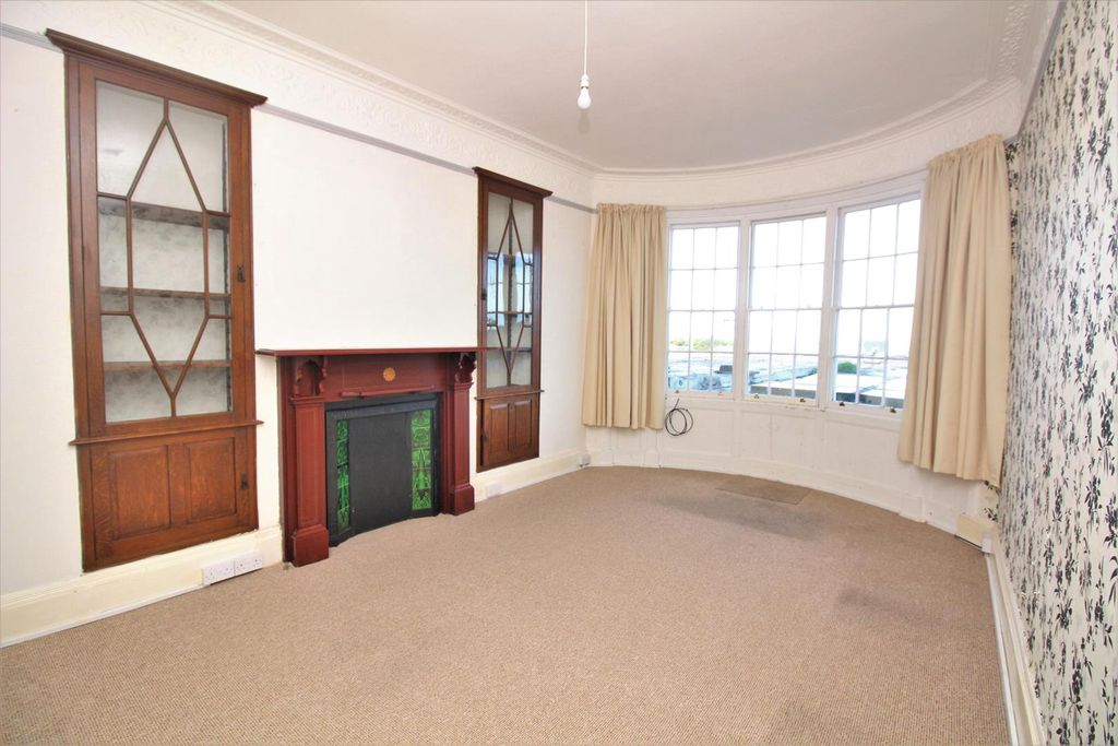 Property photo 3 of 7 Lounge