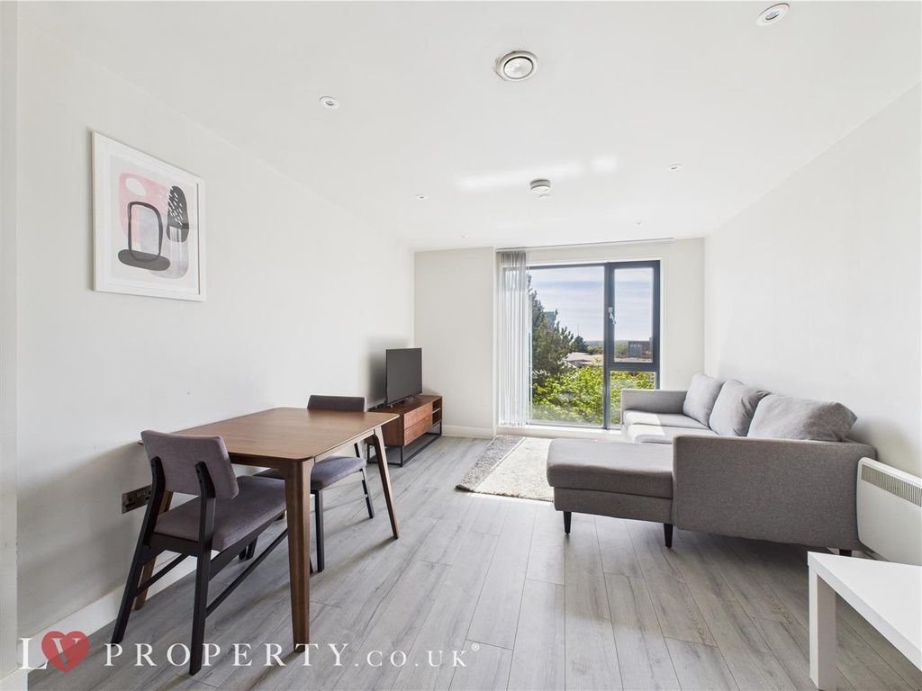Property photo 2 of 14 Cam05016G0-Pr0069-St