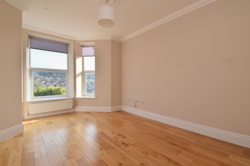 Property photo 1 of 17 Living Room