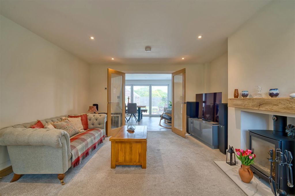 Property photo 3 of 12 Siting Room