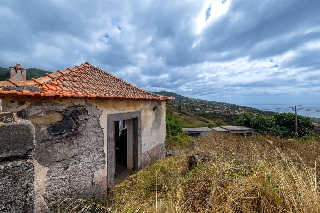 Property photo 1 of 18 House For Renovation With Approved Project | Calheta