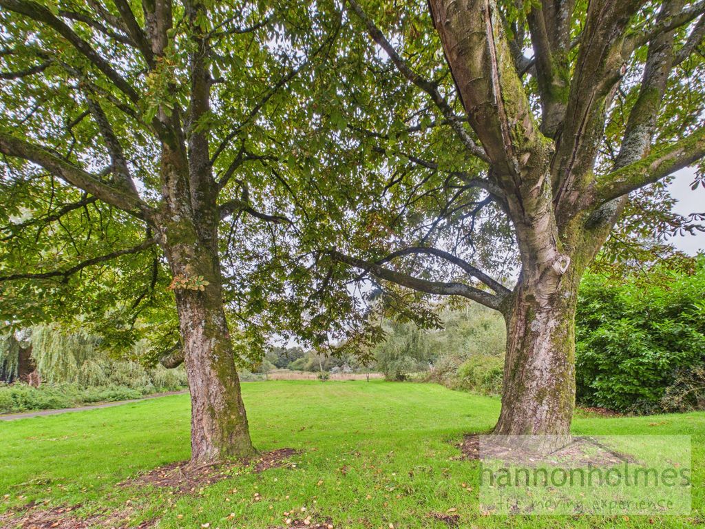 Property photo 3 of 37 Cam05283G0-Pr0241-Still001