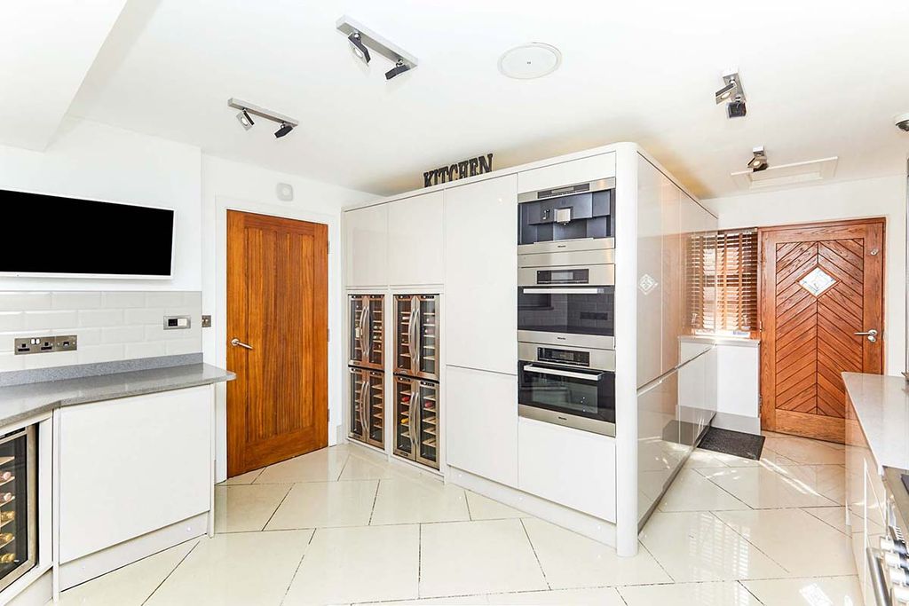 Property photo 3 of 16 Kitchen