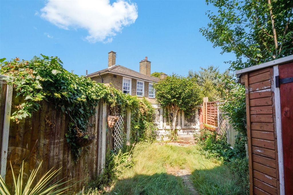 Property photo 2 of 18 Swinburne Road