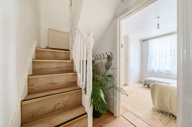 Property photo 2 of 11 Entrance Hall