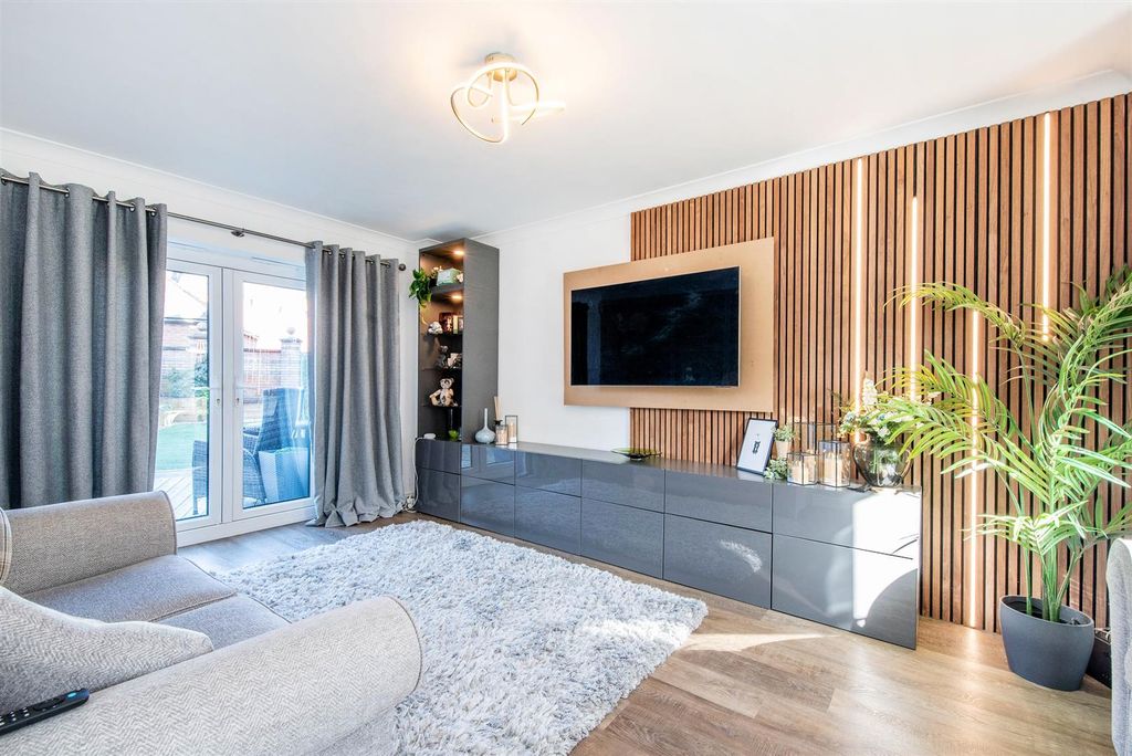 Property photo 2 of 30 Lounge