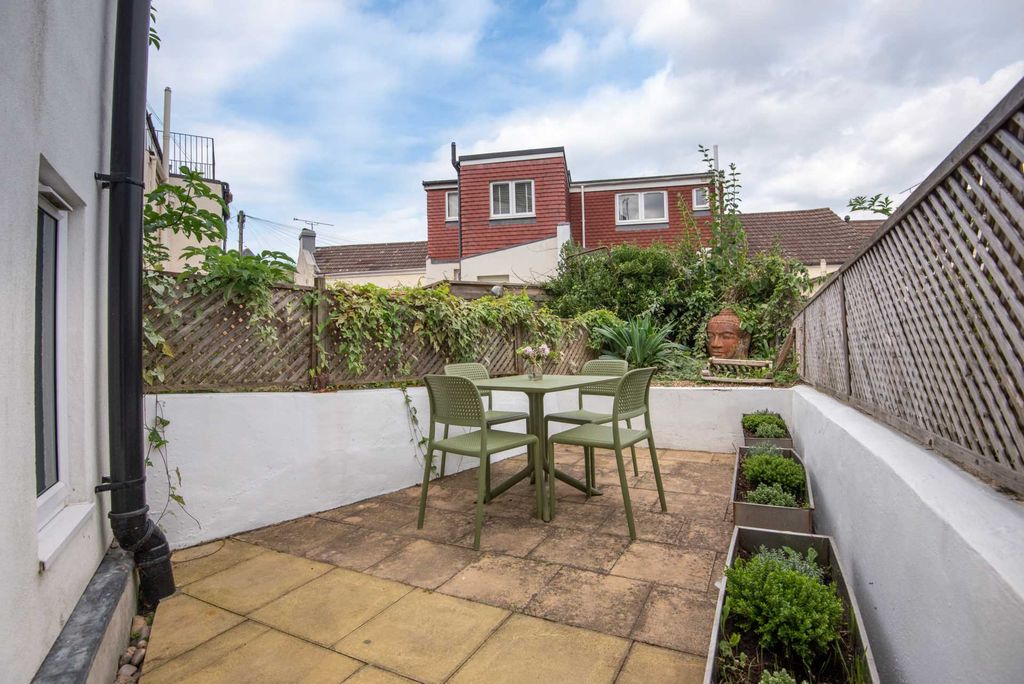 Property photo 3 of 42