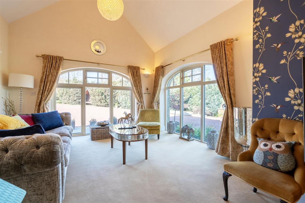 Property photo 2 of 15 Garden Room