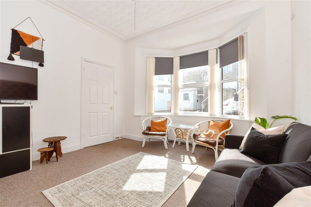 Property photo 1 of 12 Lounge