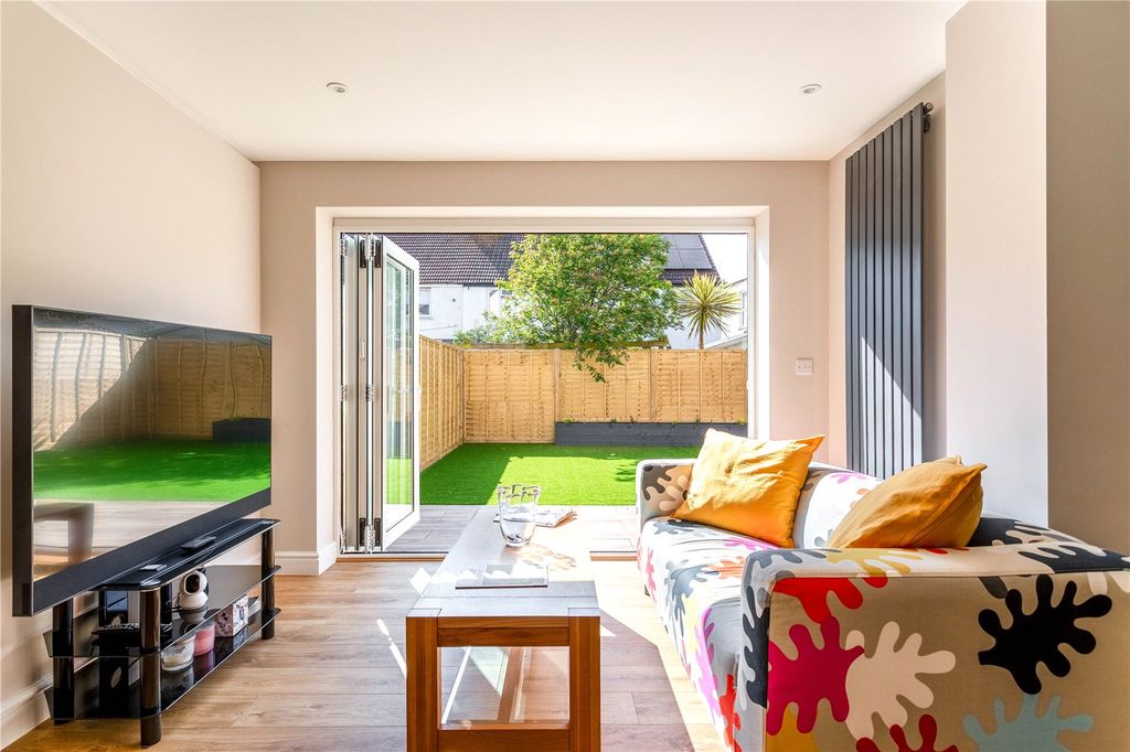 Property photo 2 of 17 Por240174_08