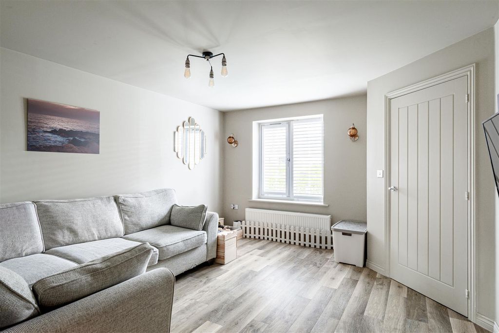 Property photo 2 of 15 4 Ash Way-10.Jpg