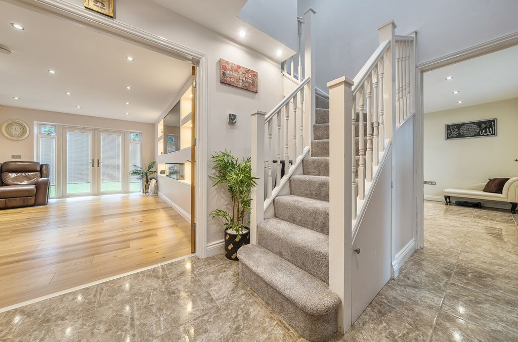Property photo 2 of 23 Entrance Hall