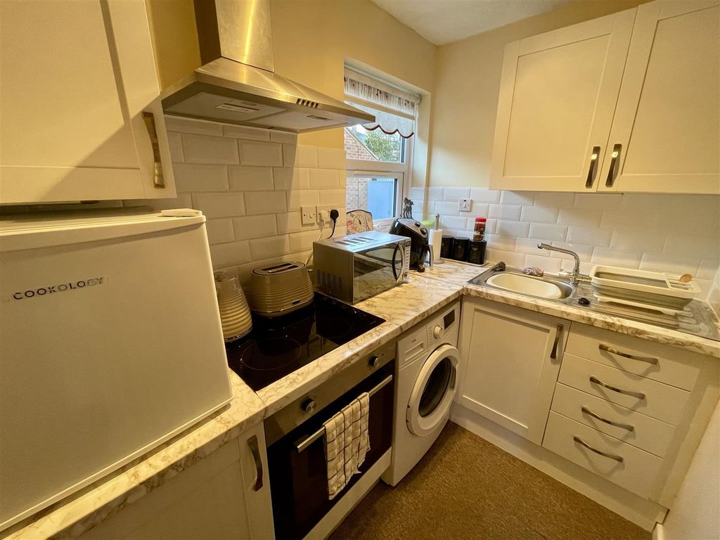 Property photo 3 of 7 Kitchen