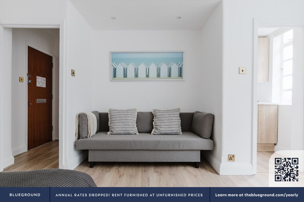 Property photo 3 of 17 Lounge Area