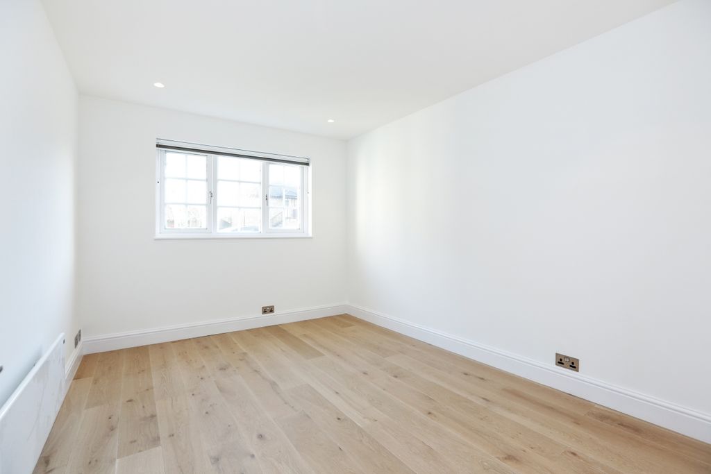 Property photo 3 of 10 Bedroom