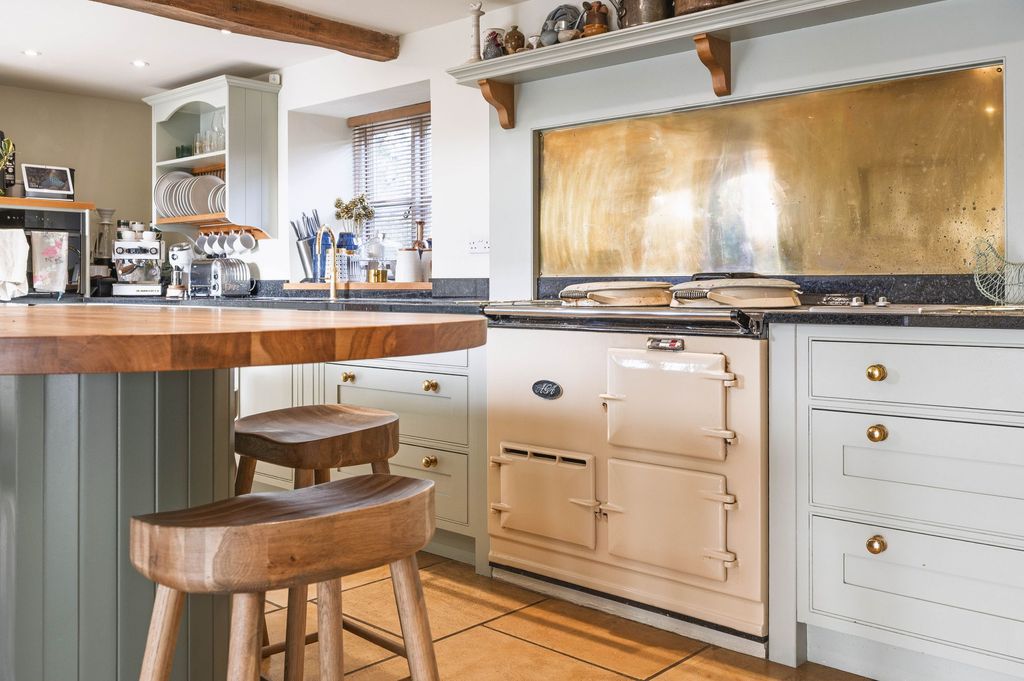 Property photo 3 of 31 Kitchen