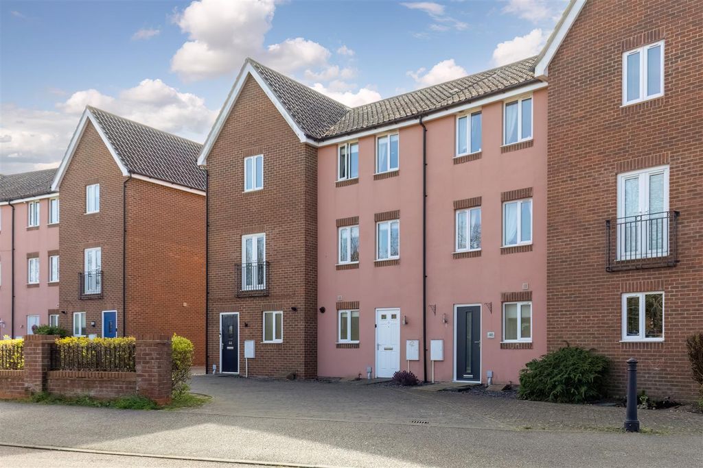 Property photo 1 of 11 Front Aspect