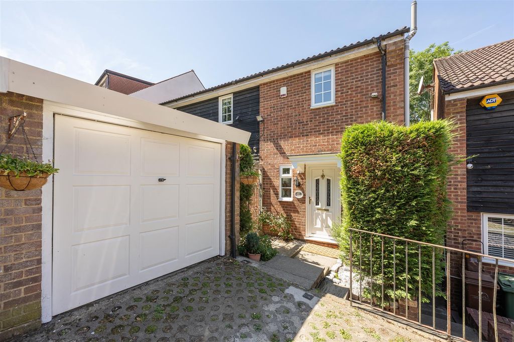 Property photo 1 of 35 Meadow Close, E4