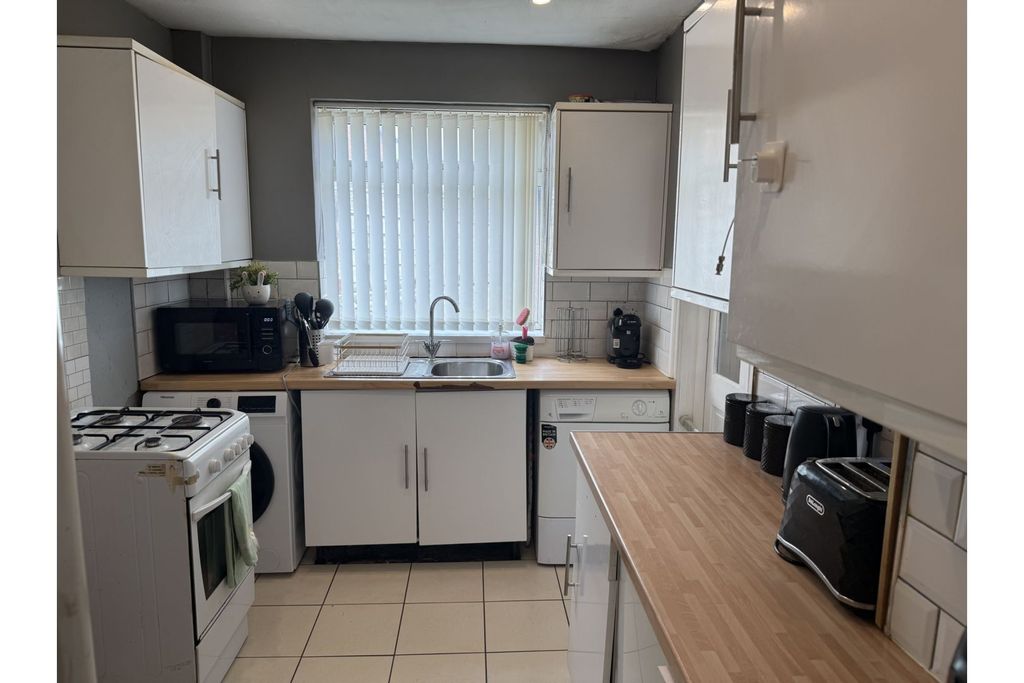Property photo 3 of 13 Kitchen