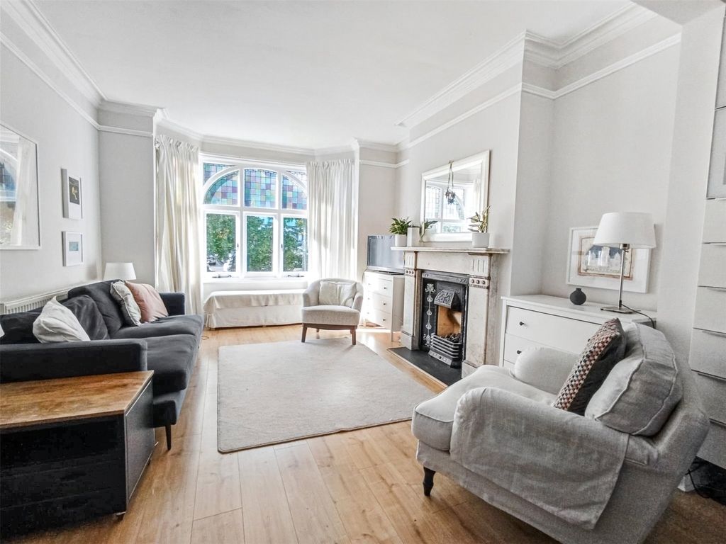 Property photo 3 of 19 Bay Window