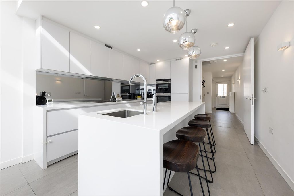 Property photo 3 of 21 Thaxted Place 8- Kit (2).Jpg