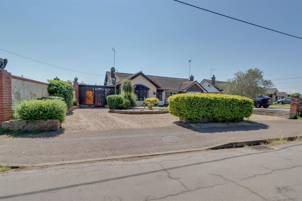 Property photo 1 of 22 288 Southend Road Ss11 8Ps-20.Jpg