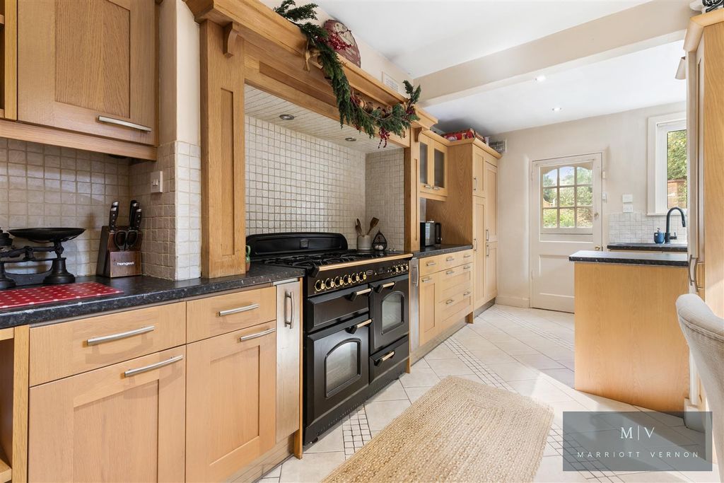 Property photo 2 of 19 Selsdon Road 423 MV-15.Jpg