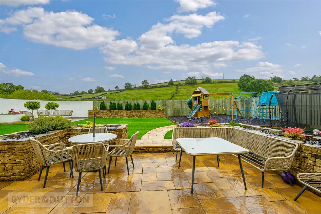 Property photo 2 of 34 Rear Garden
